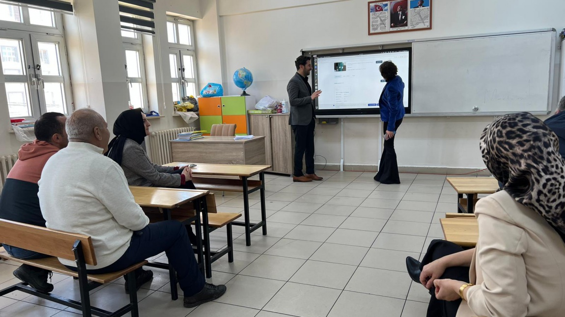 Okulumuz Öğretmenlerine Esep' e  Kayıt ve Proje Oluşturma Hakkında  Bilgilendirme Toplantıları Düzenlendi