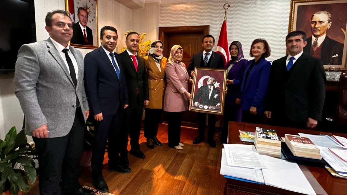 Cumhuriyet'in Yüz'ü eTwinning projemiz kapsamında Atatürk portresi Palandöken İlçe Kaymakamımız Uğur TUTKAN' a takdim edildi.